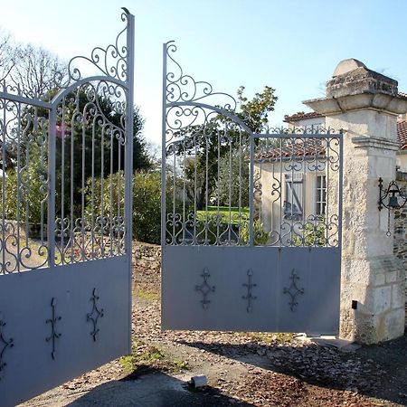 Отель Le Logis De La Venerie Олон-сюр-Мер Экстерьер фото
