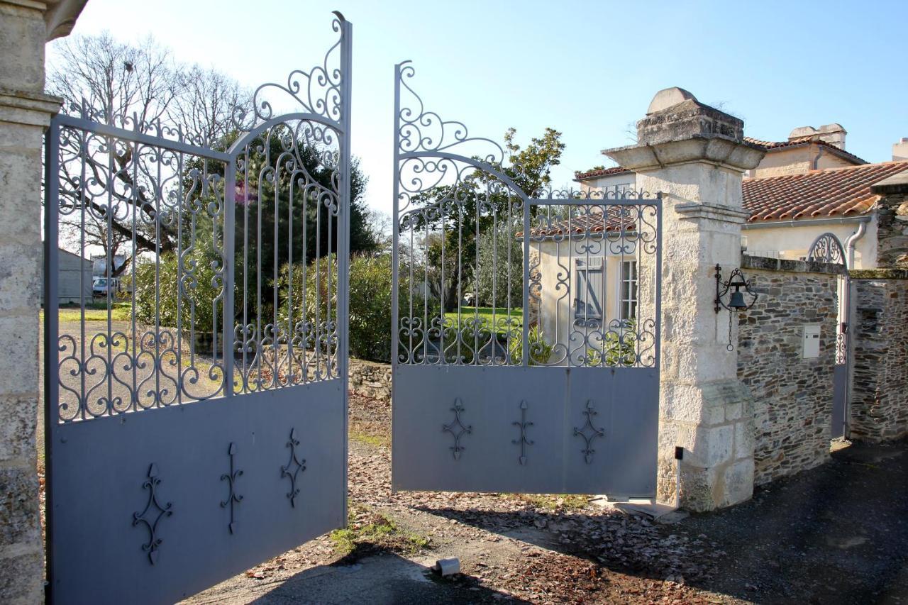 Отель Le Logis De La Venerie Олон-сюр-Мер Экстерьер фото